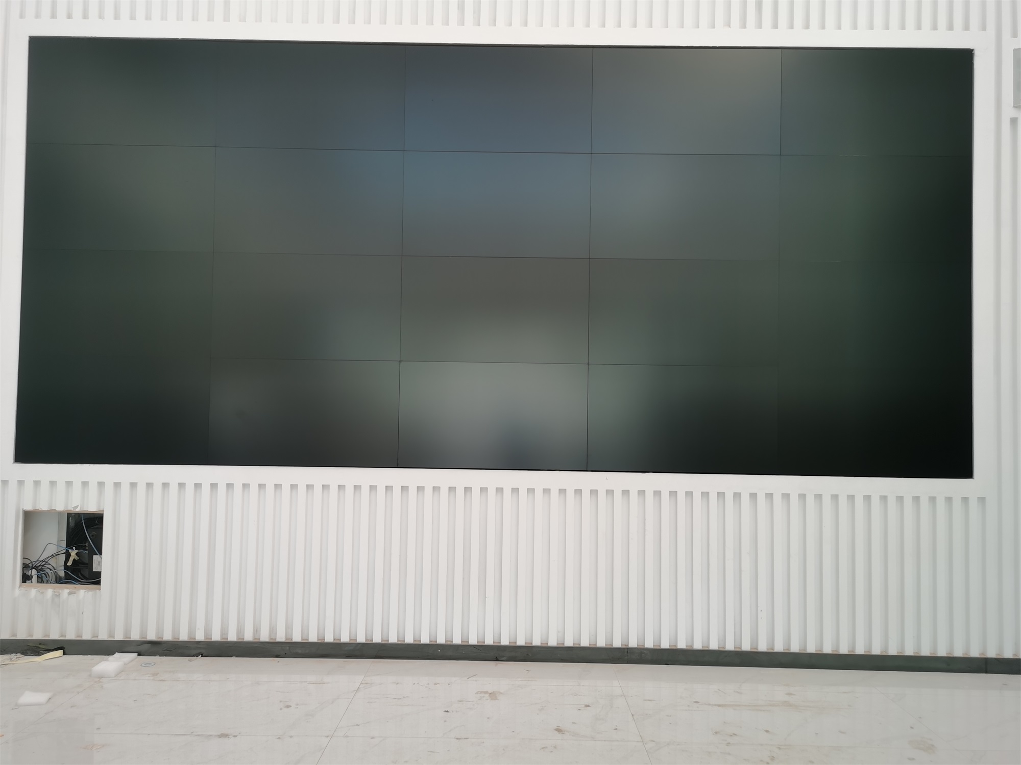 蒙牛牧场展厅55寸0.88mm4X5液晶拼接屏前维护支架安装